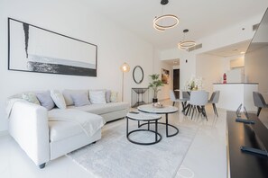 豪華公寓, 陽台, 城市景觀 | 起居區 | 55-吋智慧型電視，提供數位頻道