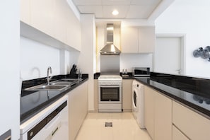 Deluxe Apartment, Balcony, City View | Private kitchen