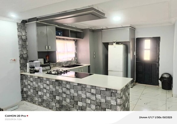 小冰箱、微波爐、爐台、鍋具/餐盤/廚房用品