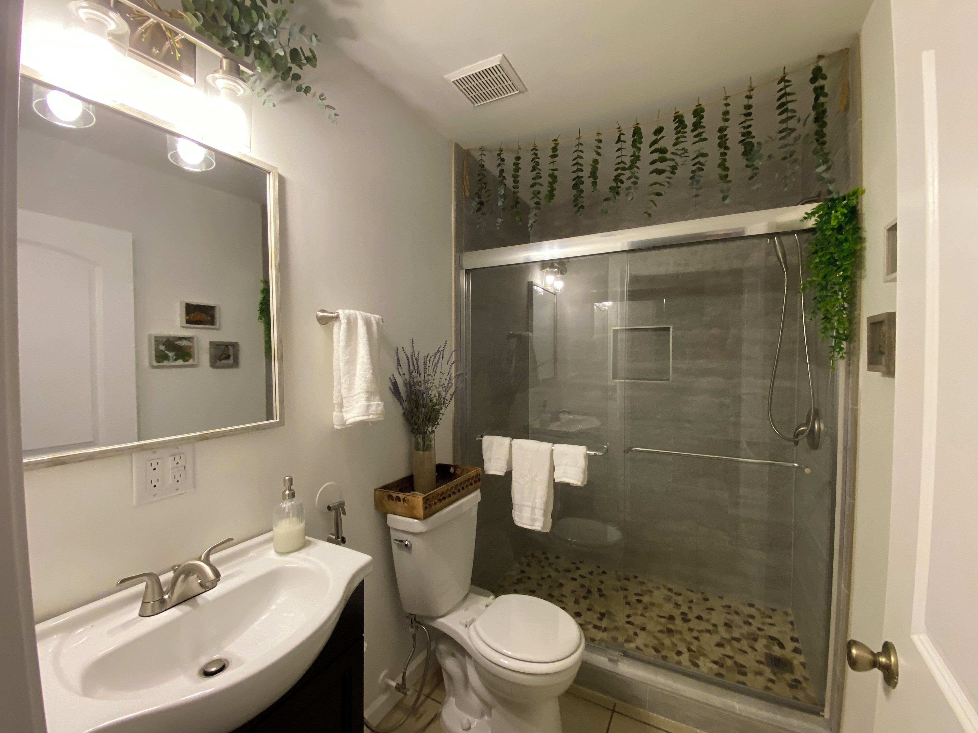 Douche, articles de toilette écologiques, sèche-cheveux, bidet