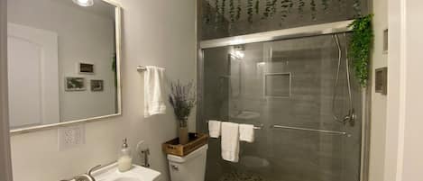 Een douche, milieuvriendelijk toiletgerief, een haardroger, een bidet