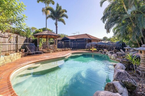 Seaside detached villa on a quiet street 4 bedrooms, 2 bathrooms Pool Courtyard