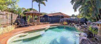 Seaside detached villa on a quiet street 4 bedrooms, 2 bathrooms Pool Courtyard
