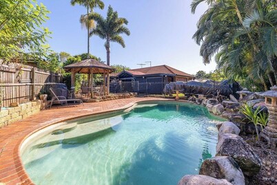 Seaside detached villa on a quiet street 4 bedrooms, 2 bathrooms Pool Courtyard
