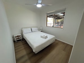 4 chambres, fer et planche à repasser, Wi-Fi, literie fournie
