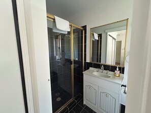 Shower, hair dryer, towels, toilet paper - Seaside detached villa on a quiet street 4 bedrooms, 2 bathrooms Pool Courtyard (Redland Bay)