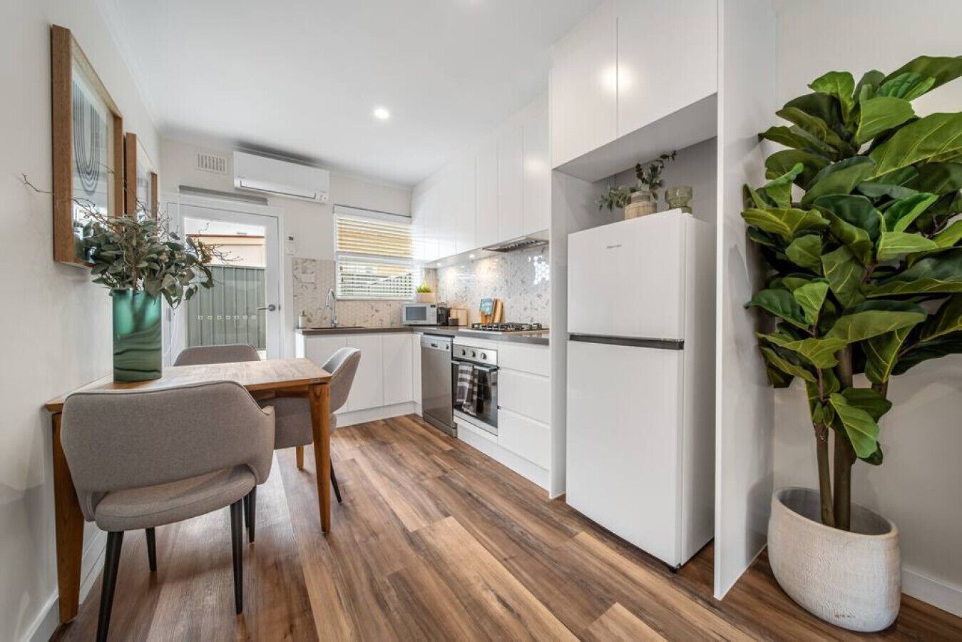 Geladeira, micro-ondas, fogão, cooktop