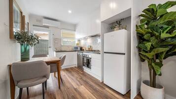 Een koelkast, een magnetron, een oven, een kookplaat