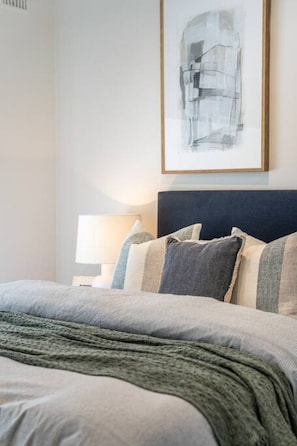 Escritorio, wifi y ropa de cama
