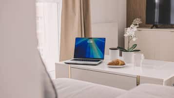 Planxa i posts de planxar, wifi i roba de llit