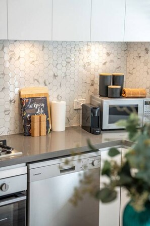 Kühlschrank, Mikrowelle, Ofen, Herdplatte