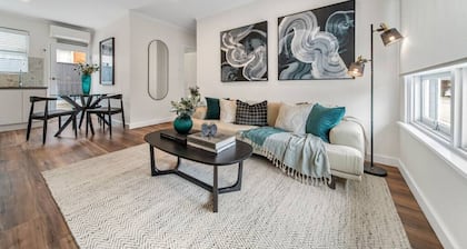 Two Tea House—Contemporary Courtyard Comfort