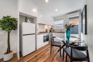 Fridge, microwave, oven, stovetop - Two Tea House—Contemporary Courtyard Comfort (Mile End)