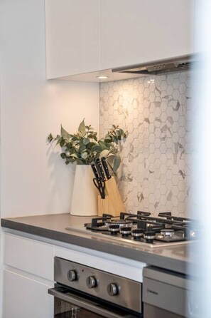 Kjøleskap, mikrobølgeovn, ovn og kokeplater