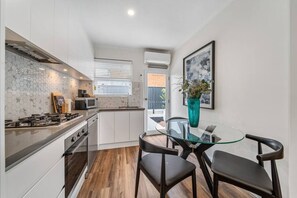 Fridge, microwave, oven, stovetop - Two Tea House—Contemporary Courtyard Comfort (Mile End)