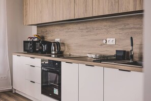Fridge, oven, stovetop, dishwasher