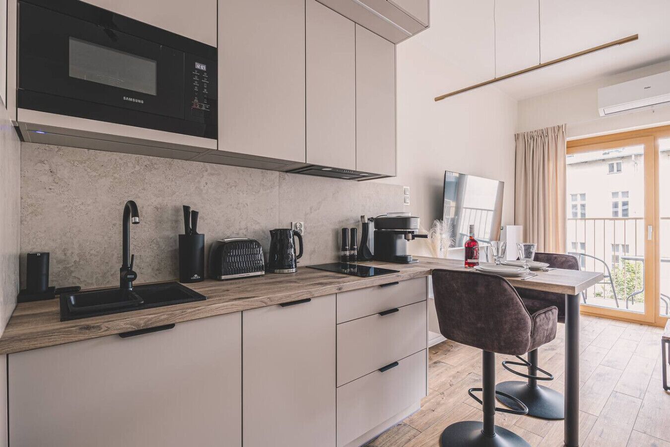 Frigorífic, microones, placa de cuina i rentaplats 