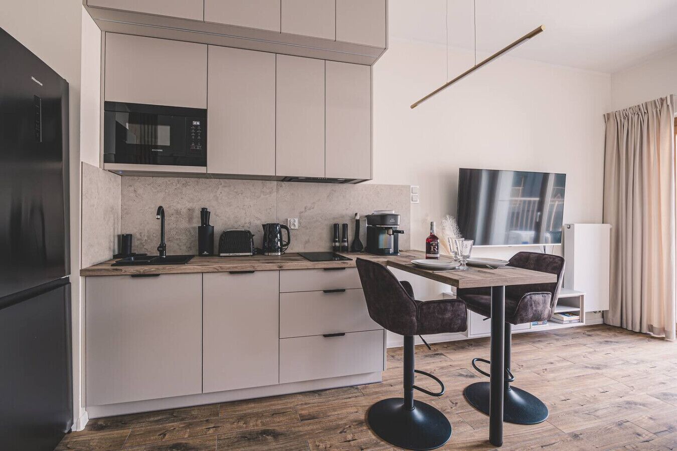 Kühlschrank, Mikrowelle, Herdplatte, Geschirrspüler