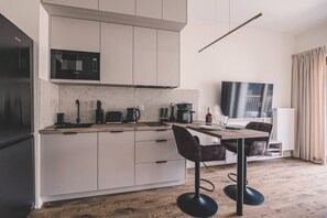 Fridge, microwave, stovetop, dishwasher