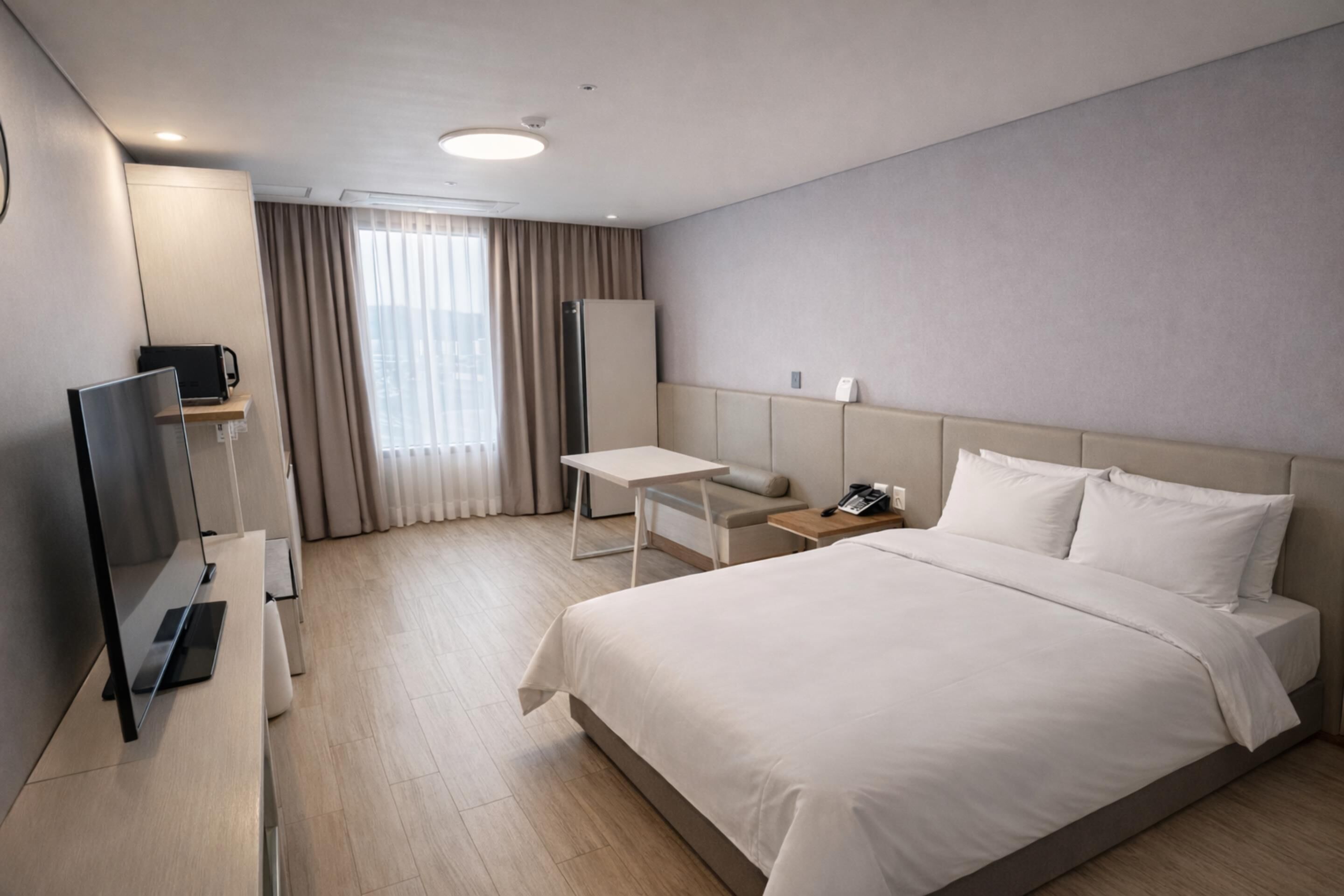 Habitación Deluxe, 1 cama doble, no fumadores, frigorífico y microondas (Larger Room) | Caja fuerte y espacio para trabajar con un portátil