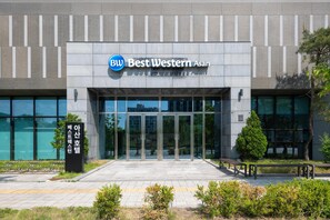 A modern building with a glass entrance, a sign reading 'Best Western Asan,' and a wheelchair-accessible ramp. - Best Western Asan Hotel (Asan)