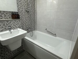 Ducha y bañera combinadas, secador de pelo, zapatillas y toallas