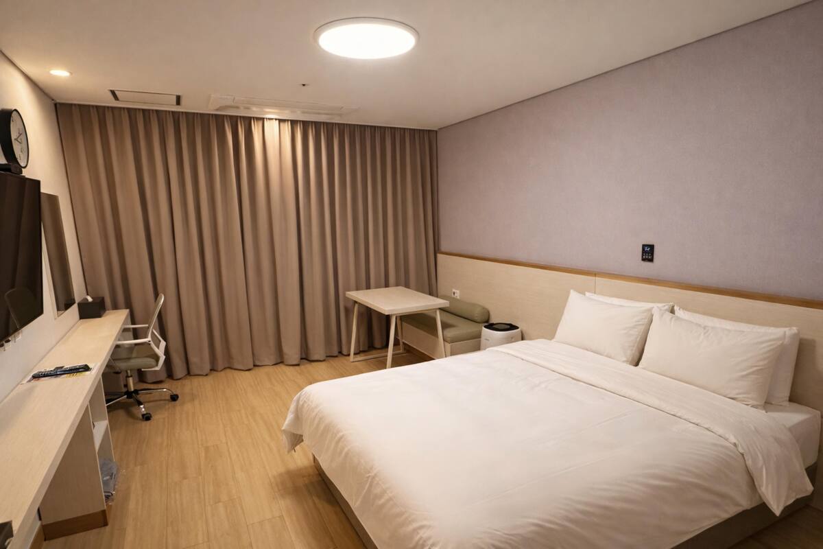 Standard Room, 1 Double Bed, Non Smoking, Refrigerator & Microwave | In-room safe, laptop workspace, soundproofing, iron/ironing board