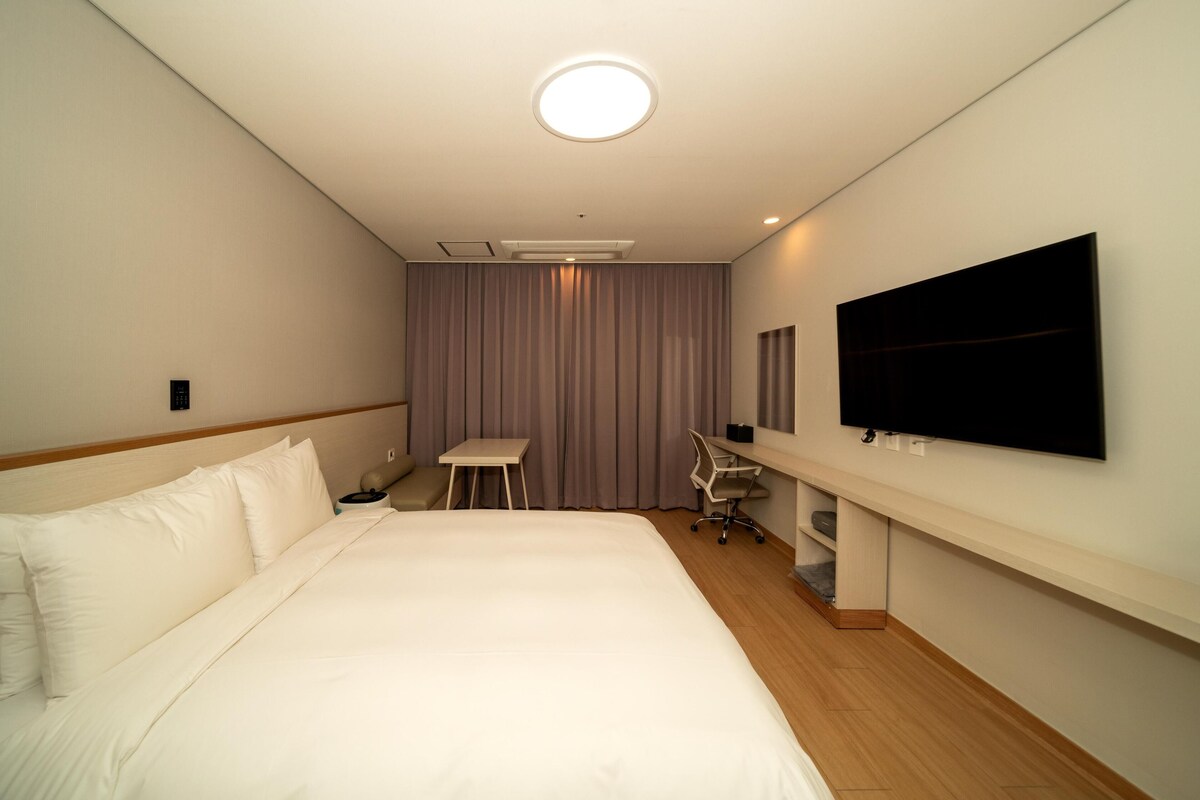 Standard Room, 1 Double Bed, Non Smoking, Refrigerator & Microwave | In-room safe, laptop workspace, soundproofing, iron/ironing board