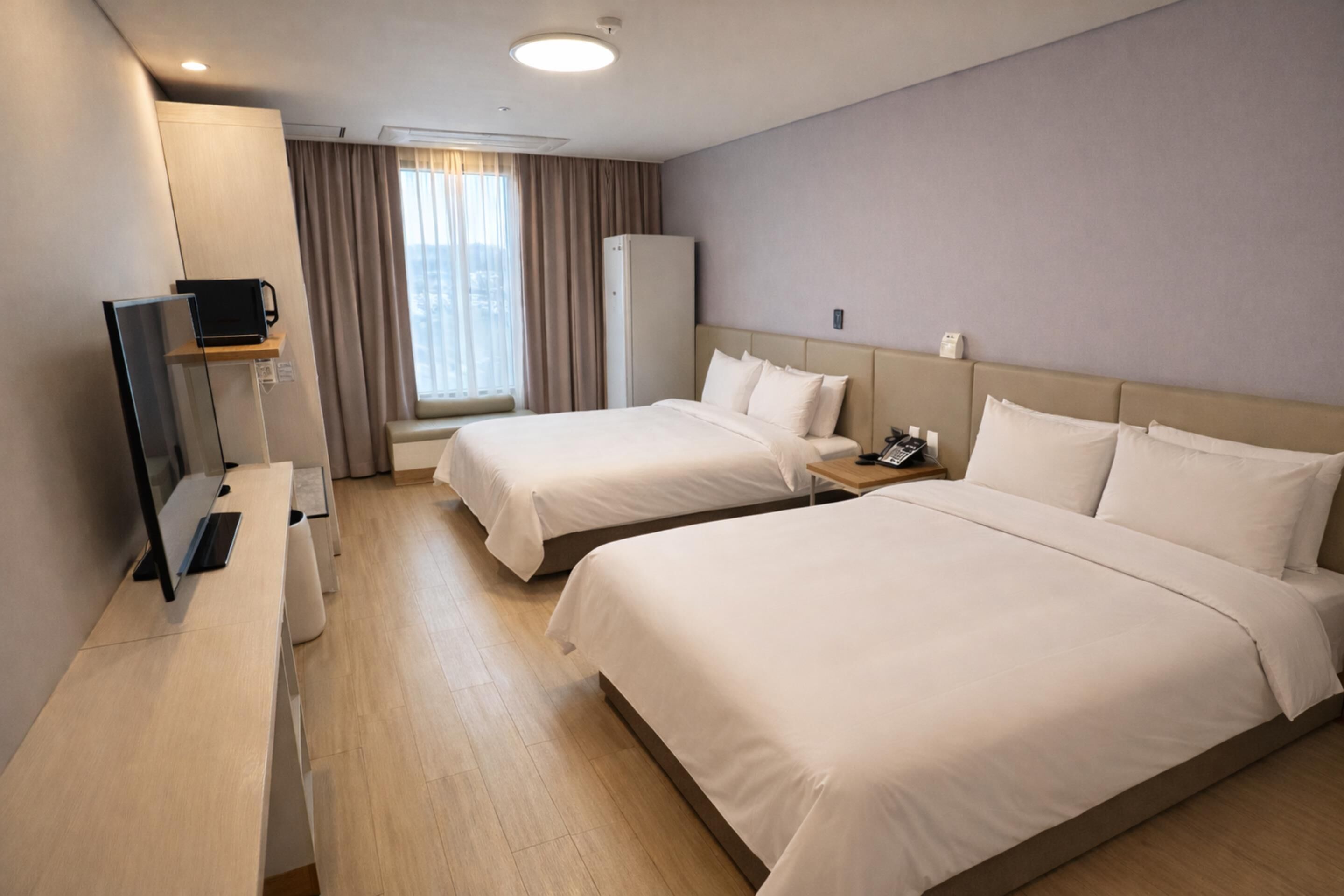 Habitación familiar, 2 camas dobles, no fumadores, frigorífico y microondas | Caja fuerte y espacio para trabajar con un portátil