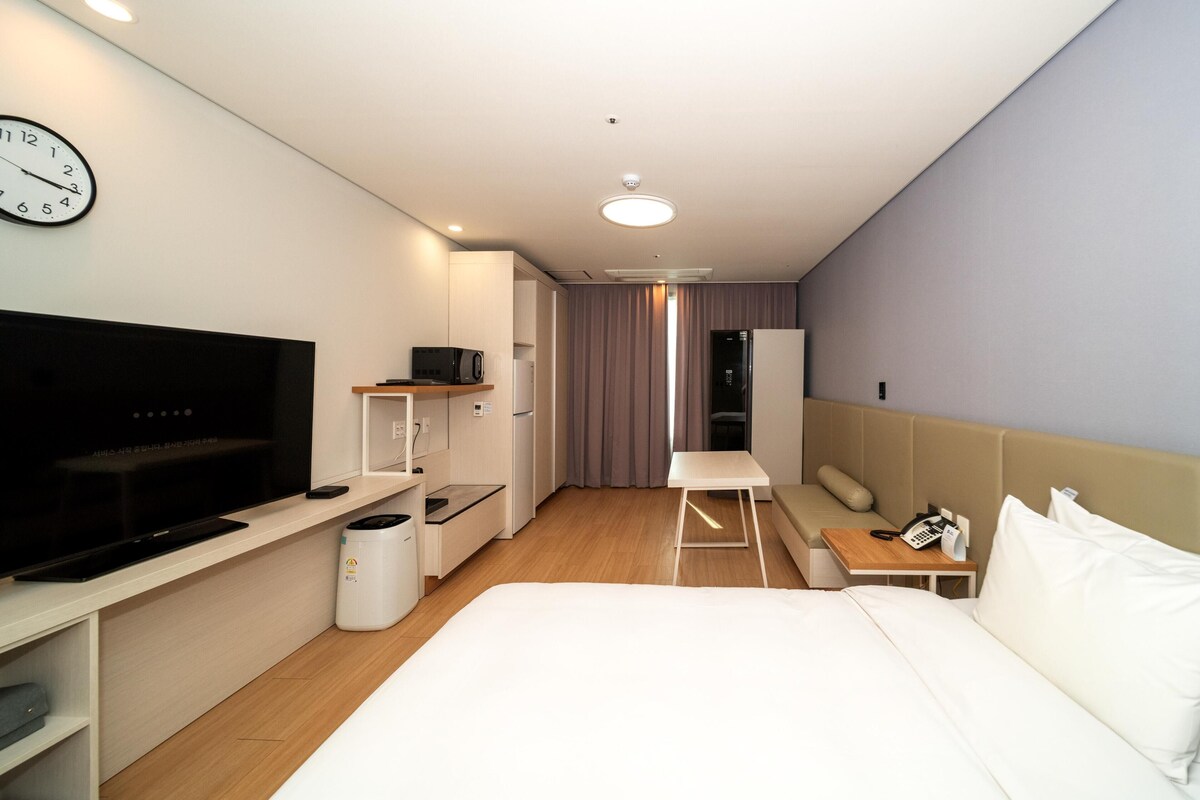 Deluxe Room, 1 Double Bed, Non Smoking, Refrigerator & Microwave (Larger Room) | In-room safe, laptop workspace, soundproofing, iron/ironing board