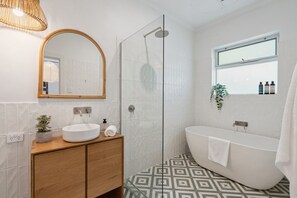 Hair dryer, towels - Seed at Arlo`s—A Serene Coastal Hideaway (Glenelg South)