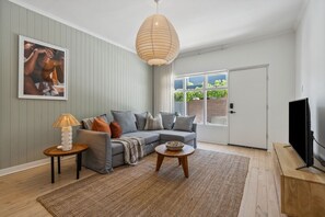 TV - Seed at Arlo`s—A Serene Coastal Hideaway (Glenelg South)