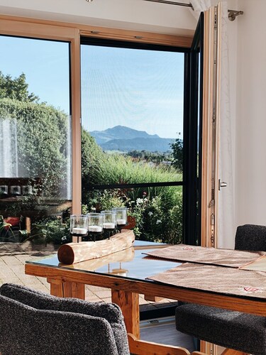 Moderne helle FeWo GRÜNTENSICHT für 2. Personen
Bergsicht und Wiesen laden ein.