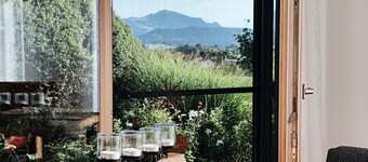 Modern bright apartment GRÜNTENSICHT for 2. persons mountain view and meadows invite you.