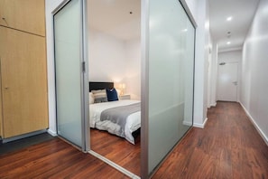 2 bedrooms, iron/ironing board, WiFi
