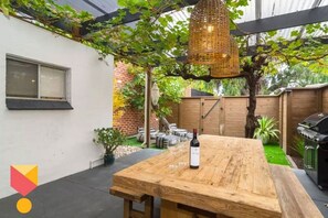Outdoor dining - Blackbird at Arlo`s · ★Blackbird at Arlo`s★The heart of Glenelg★✔Wifi (Glenelg South)