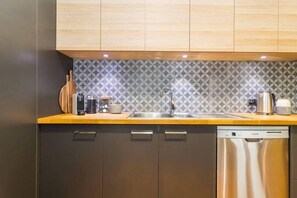 Fridge, microwave, oven, stovetop - Blackbird at Arlo`s · ★Blackbird at Arlo`s★The heart of Glenelg★✔Wifi (Glenelg South)
