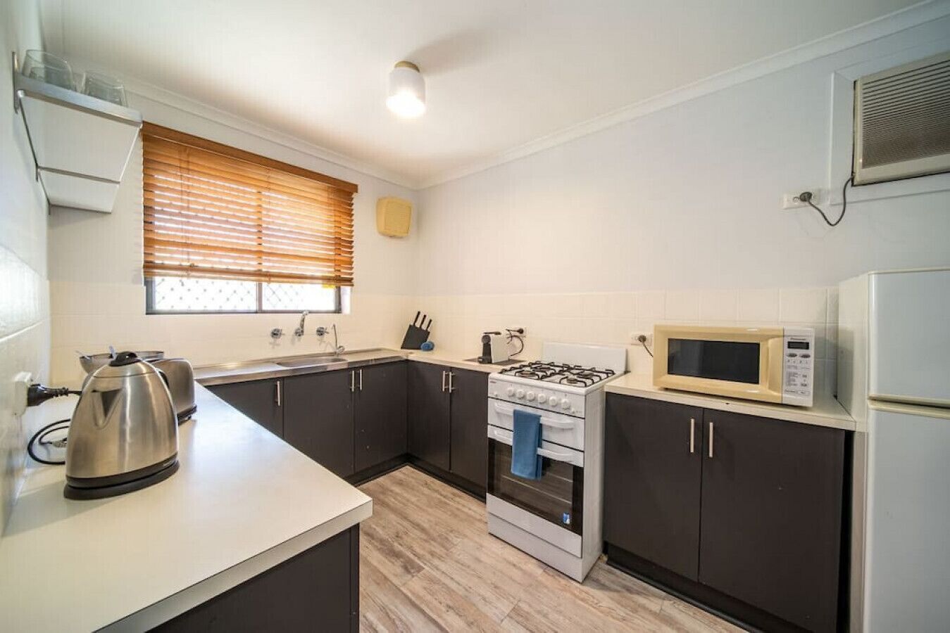 Refrigerador, microondas, horno y parrilla de estufa 