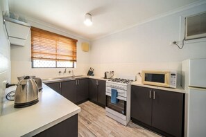 ثلاجة، ميكروويف، فرن، موقد طهي مسطح