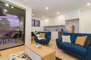 TV - Canopy @ 44-Minutes · ★Canopy @ 44★Minutes from the CBD✔︎Train✔︎Cafes✔︎ (Ovingham)