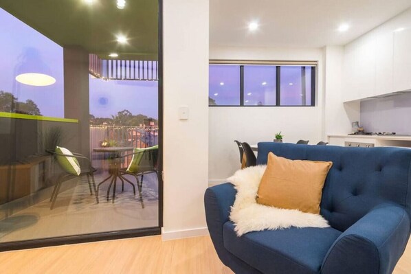 TV - Canopy @ 44-Minutes · ★Canopy @ 44★Minutes from the CBD✔︎Train✔︎Cafes✔︎ (Ovingham)