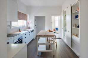 Frigorífico, microondas, horno y placa de cocina