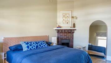 2 bedrooms, desk, iron/ironing board, WiFi
