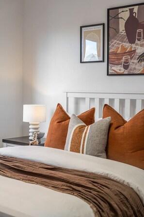 Desk, iron/ironing board, WiFi, bed sheets