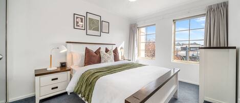 3 bedrooms, desk, iron/ironing board, WiFi