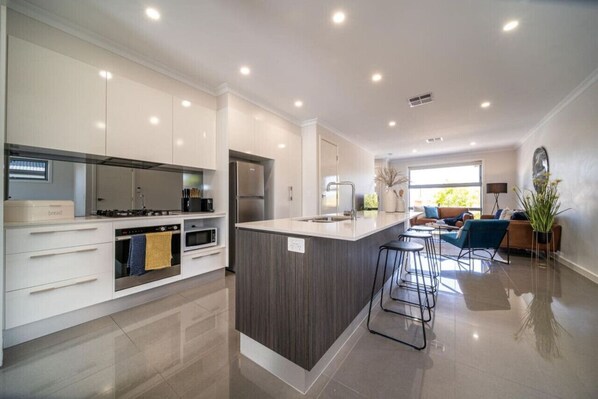 Réfrigérateur, four à micro-ondes, un four, surface de cuisson