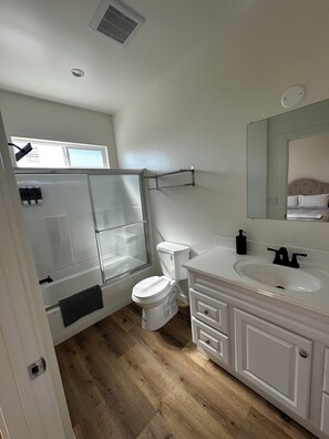 Sèche-cheveux, serviettes fournies, savon, papier toilette