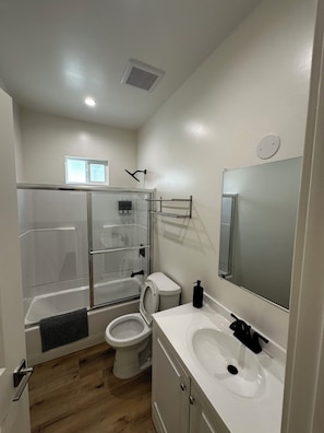 Hair dryer, towels, soap, toilet paper - Marvelous 6-bedroom house with AC in Los Angeles. (Los Angeles)
