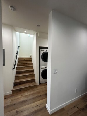 Interior - Marvelous 6-bedroom house with AC in Los Angeles. (Los Angeles)