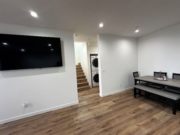 Dining - Marvelous 6-bedroom house with AC in Los Angeles. (Los Angeles)